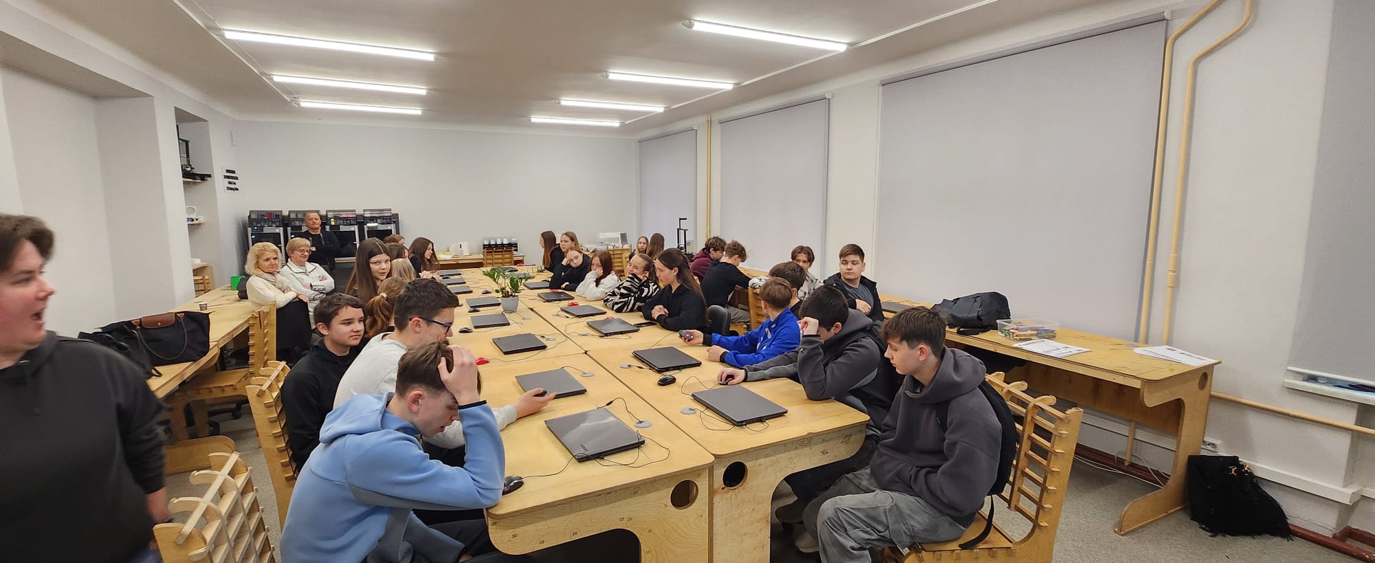 You are currently viewing 8.a klase šodien devās apdrukāt 🍵krūzītes uz FabLab