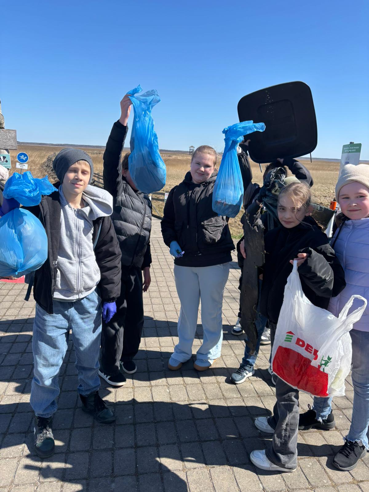 You are currently viewing 4.b klases skolēni piedalījās kopējā 🌱talkā Liepājas ezera teritorijā