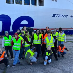 Read more about the article Šodien 5.b klase Karjeras nedēļas ietvaros devās izzinošā ekskursijā uz Liepājas ostu! 🚢⚓