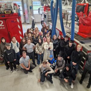 Read more about the article 12.a klase iepazīst Liepājas Katastrofu pārvaldības centra darbu🚒👩‍🚒