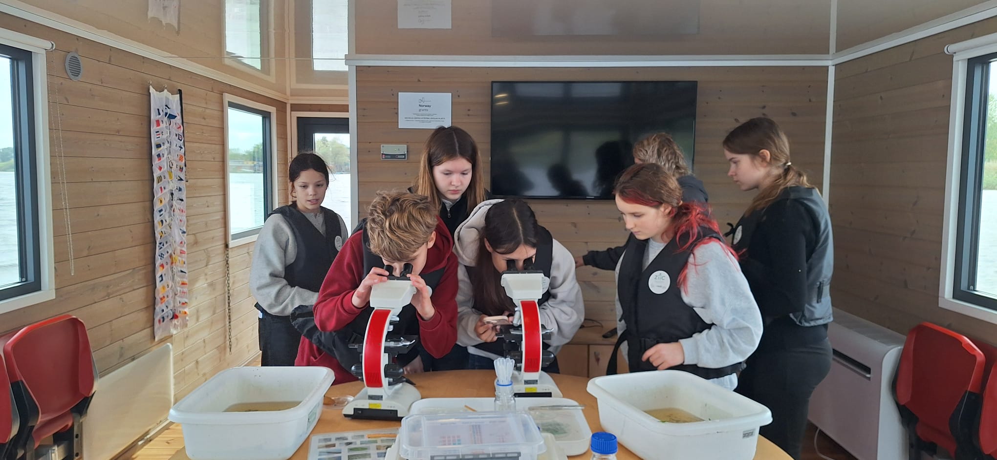 You are currently viewing 7.c klases skolēni piedalījās STEM projekta norisē “Ūdens pētniecība ar AkvaLab Liepājas ezerā”🔬💧